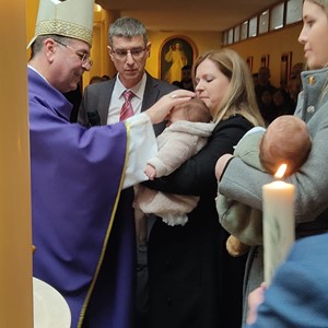 Biskup Šaško krstio peto dijete u obiteljima Sakić i Ivičić